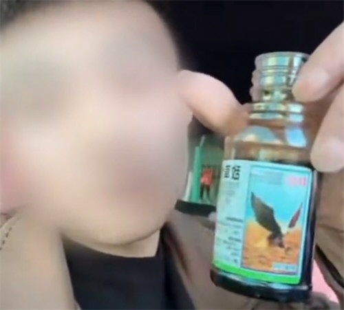 官方通报店主实名举报公职人员 官方通报店主实名举报公职人员