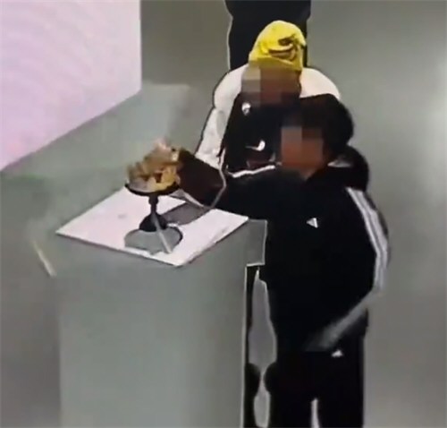 4斤黄金凤冠被毁业内称重做20万起 4斤黄金凤冠被毁业内称重做20万起