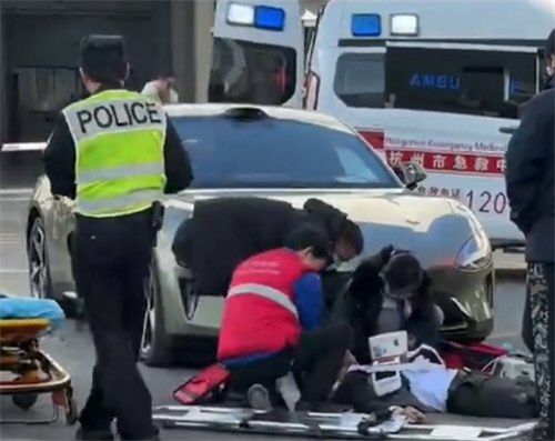 小米新车主还未开出园区便撞倒人 小米新车主还未开出园区便撞倒人