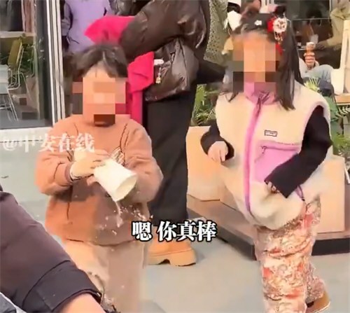 女孩要水后炫耀被一旁女孩打翻 女孩要水后炫耀被一旁女孩打翻