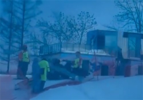 吉林白山一滑雪场有游客从缆车坠落