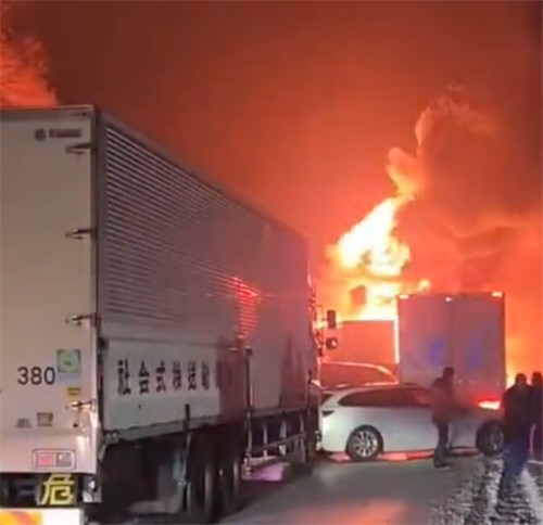 日本发生57车连撞事故 日本发生57车连撞事故