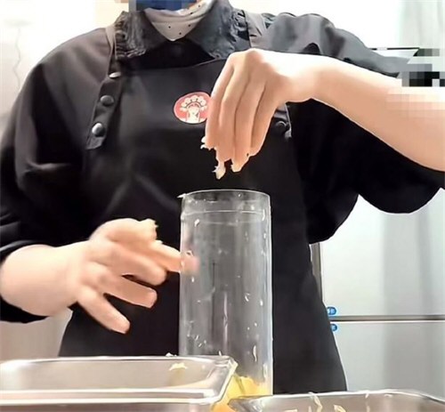 霸王茶姬门店回应手打奶茶 霸王茶姬门店回应手打奶茶