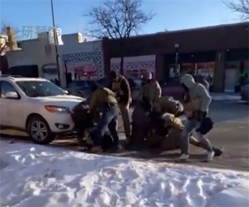 美执法人员枪杀男子后数枪眼