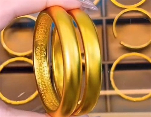 金价暴涨女子卖300克黄金变现30万