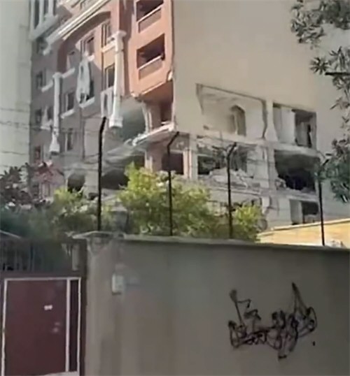 伊朗阿巴斯港一栋居民楼传出爆 炸声