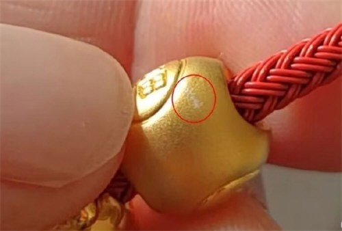 周生生涉事挂坠送检结果为足金