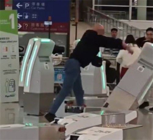 英国男子打砸香港机场自助机器
