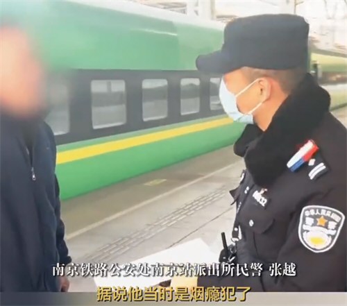 男子躲厕所过个瘾致高铁晚点