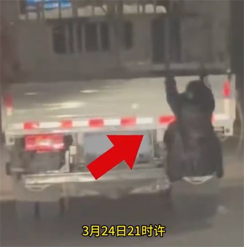 女子怀疑丈夫出 轨扒货车车尾跟踪