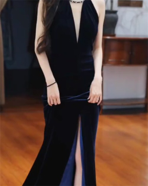 演出完退礼服女孩发声