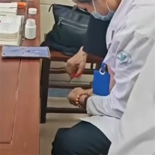 患者曝名医让儿子代诊致其流产 患者曝名医让儿子代诊致其流产