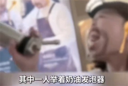 瑞幸员工对嘴喷奶油