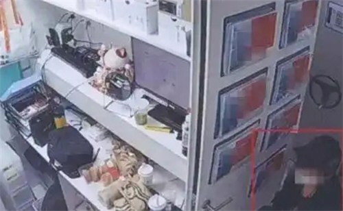 上海女导购薅了公司72万余元