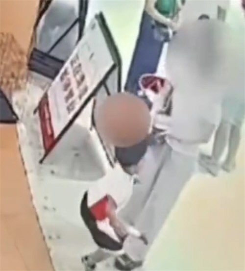 摸臀事件女子称没挂成号在医院痛哭