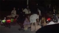 福州一女子当街遭多人殴打扒衣 女子疑被高中生围殴扒光上衣
