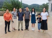 高速塌方 老人下跪“逼停”后方车辆 梅大高速塌方中的英雄事迹