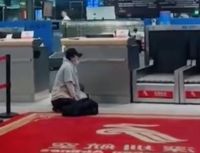 母子错过航班大闹机场称耽误次日考公 值机关闭后应该再开门吗？