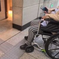 情侣占无障碍卫生间1小时致老人苦等 男女占用地铁无障碍卫生间1小时