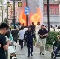 济南一广场发生爆 炸附近地面震动 事故现场浓烟滚滚