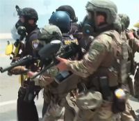 新华社记者在洛杉矶被催泪弹打中 洛杉矶抗议者与国民警卫队发生冲突