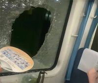 央视网评列车故障乘客砸窗事件 列车故障乘客砸窗砸破的不只是玻璃