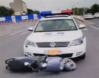 沈阳一男子将私家车改 装为警车 男子将私家车伪装成警车