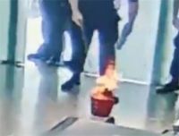 男子过安检被拦怒砸充电宝瞬间起火 男子机场怒砸充电宝起火被行拘