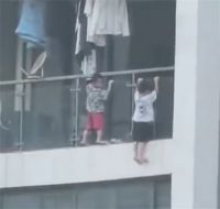 幼童爬到13层阳台外悬空玩引体向上 街道办回应幼童在阳台外悬空