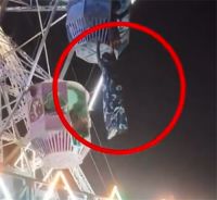 印度一女子坐摩天轮时不慎掉出 印度女子坐摩天轮安全带松开悬高空