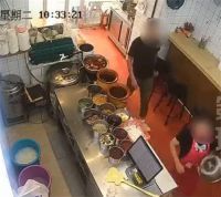 男子吃粉强行搂抱19岁女店员 被男子强行搂抱袭胸女店员亲属发声