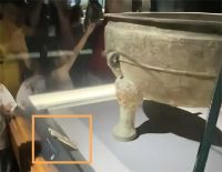 青铜器展柜内有一部手机 博物院回应：原因正在核查中