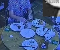 女子糟蹋20多个酒店免费鸡蛋 女子捏碎20个鸡蛋泄愤