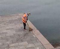 青岛一环卫工人将垃圾扫进大海 将垃圾扫进大海环卫工人已被开除
