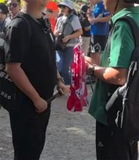 韩国男子在张家界举韩国国旗 男子阻止韩导游举韩国旗对吗？