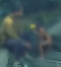 野人小孩母亲衣着暴露不穿完整衣服 野人小孩来自外地难核实准确年龄