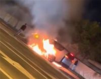 上海一小车无碰撞起火被烧成空架 小车行驶时起火10秒内车底连续燃爆