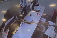 江西一老人持锄头进店砸向女店员 老人谋杀未遂素不相识女店员