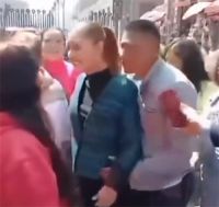 墨西哥女总统当街遭男子猥亵 墨西哥女总统险遭男子亲吻