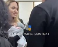 朱莉保镖被乌征兵办强行带走 美国影星出访乌克兰