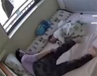 天鹅到家保姆暴力捶打踹飞婴儿 平台回应保姆虐婴