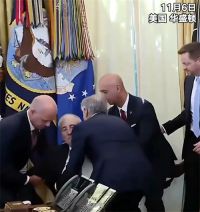 特朗普官宣降价减肥药企高管当场晕倒 特朗普直播时医药代表突然晕倒