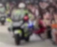 女骑警表演失误撞人后先看车 苏州交警致歉骑警擦碰3名观众