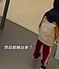 男孩玩平板入迷大便掉vivo店地上 店长回应男孩粪便掉地上
