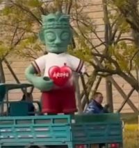 三星堆一青铜造型雕塑被游客掰断 官方回应雕塑被游客掰断