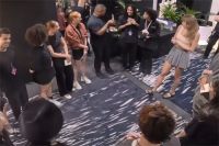 外网曝霉霉伴舞每个人分到了500多万 霉霉不画饼直接给钱