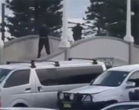 悉尼邦迪滩枪击事件10人死亡 澳枪击事件黑衣人开枪瞬间曝光