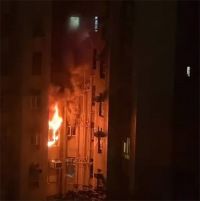 香港女子疑点香薰引发火灾 香港住宅楼起火超百人凌晨疏散