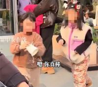 女孩要水后炫耀被一旁女孩打翻 女孩打翻水杯背后是家庭教育缺位
