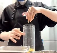 霸王茶姬门店回应手打奶茶 霸王茶姬店员称手打视频或是玩梗